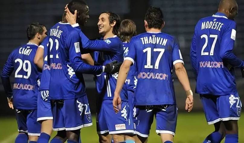 开云体育app-亚眠主场遭遇惨败,陷入降级区泥潭