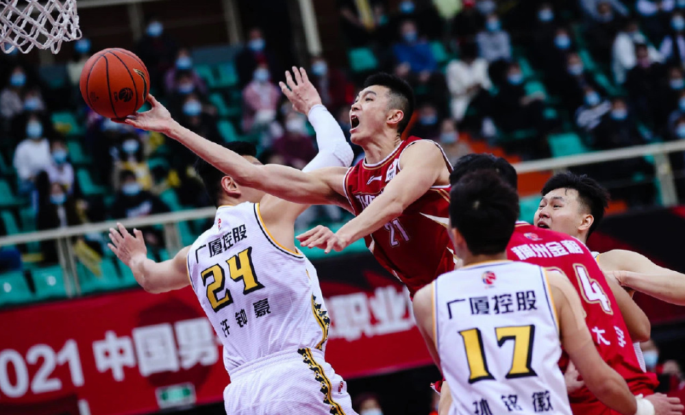 开云下载-巴萨必须稳住军心,迎接艰难挑战