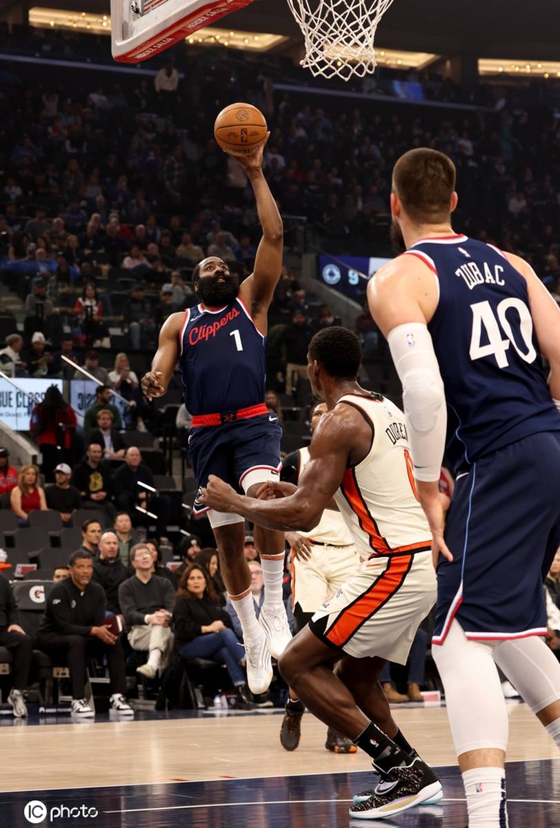 火箭客场胜雄鹿，哈登32分砍爆的简单介绍